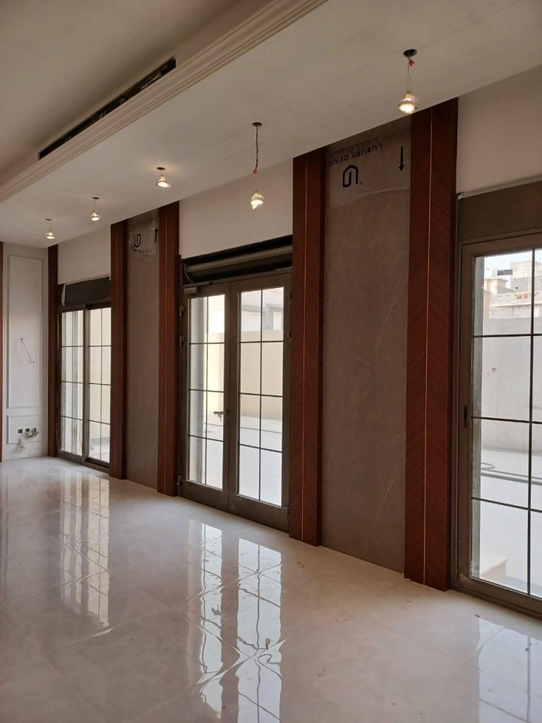 صوره توضيحيه لمجموعة من الأثاث المعروض داخل معرض الشركة